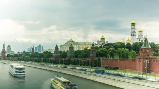 Moscú Kremlin, barcos de río y nubes pesadas verano 4K largo lapso de tiempo de exposición — Vídeos de Stock