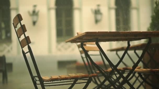 Slow motion shot płytkiej ostrości ulicznych kawiarni w letni deszcz — Wideo stockowe