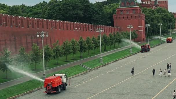 Podlewanie maszyny w akcji w pobliżu ściany Kremla. Film w zwolnionym tempie — Wideo stockowe