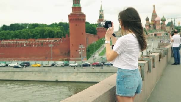 Belle jeune fille brune caucasienne prenant des photos de Moscou Kremlin — Video