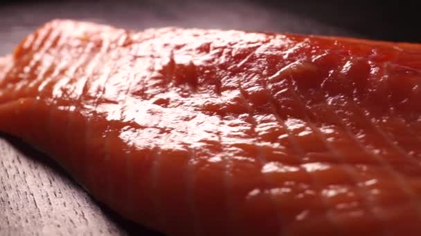 Филе лосося вращается на черном столе — стоковое видео