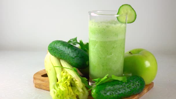 Dieta verde smoothy em um copo. Maçã, pepino e aipo. 4K dolly vídeo — Vídeo de Stock