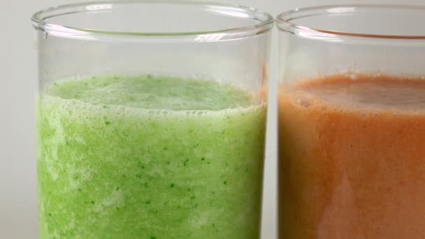 Drie glazen veelkleurige groente smoothies. dolly macro 4 k video — Stockvideo