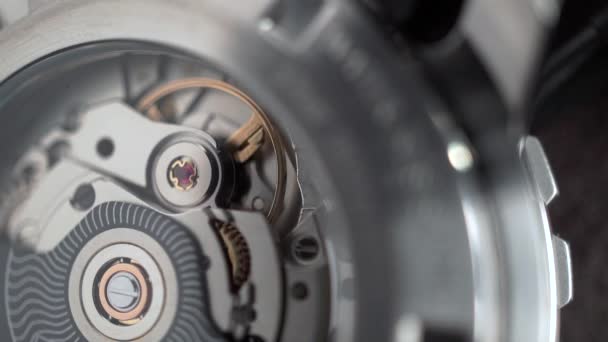 スイスは、アクションで時計のムーブメントを作った。マクロ撮影 — ストック動画
