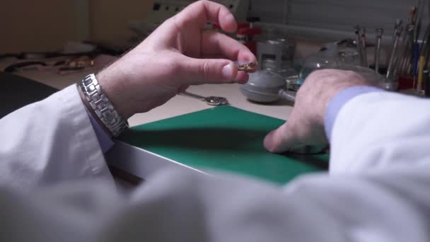 Master στο κατάστημα επισκευής ρολογιών ανοίγοντας το ρολόι πίσω κάλυμμα — Αρχείο Βίντεο
