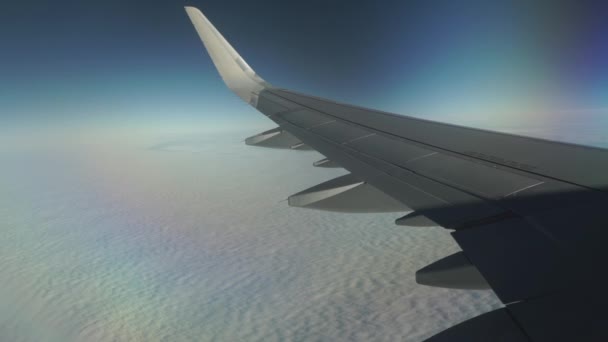 Samoloty pasażerskie latają wysoko ponad chmurami. Iluminator widok, lotnicze wideo — Wideo stockowe