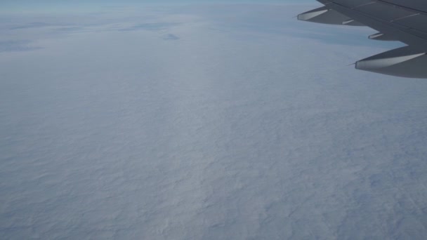 Avión volando por encima de las nubes. Vista de ojo de buey, vídeo aéreo — Vídeos de Stock