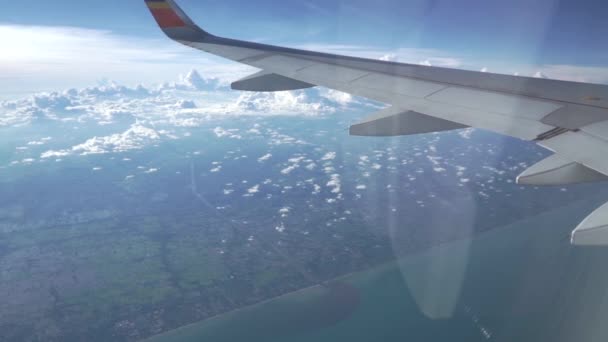 Avión volando por encima de las nubes. Vista desde ojo de buey — Vídeos de Stock