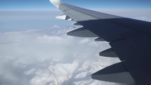 Passagierflugzeugflügel gegen ferne Berge — Stockvideo