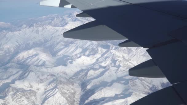 Τα βουνά Καύκασου κάτω από το φτερό του αεροσκάφος, αεροφωτογραφία — Αρχείο Βίντεο