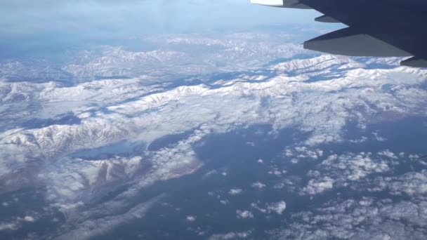 Des montagnes lointaines sous l'avion de ligne. Vidéo aérienne — Video