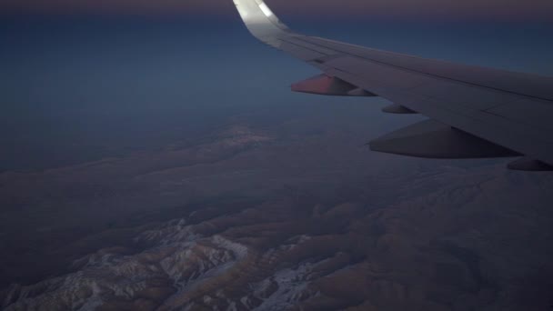 Avião voando alto acima das montanhas à noite . — Vídeo de Stock