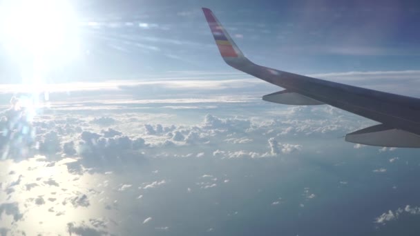 Avión volando sobre nubes escasas y el mar en un día soleado — Vídeos de Stock