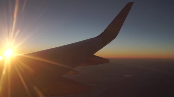 Yolcu uçağı güzel gün batımı yüksekten uçuyor. Lombar görüntülemek — Stok video