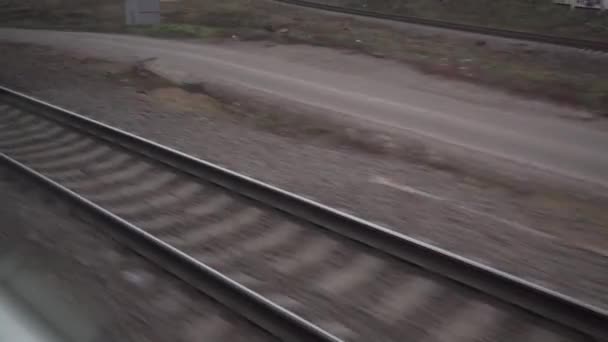 Voies ferrées dans la banlieue industrielle de Moscou. Vue de la fenêtre du train — Video