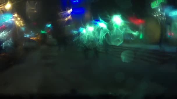Lluvioso ocupado noche calle bokeh luces — Vídeo de stock