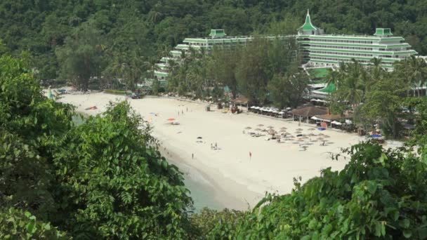 Panoramica del grande hotel e spiaggia di Phuket, Thailandia — Video Stock