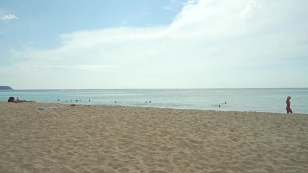 Onherkenbaar meisje in bikini wandelingen langs het strand — Stockvideo