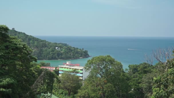 Thai beach hotel och avlägsen motorbåt i havet — Stockvideo