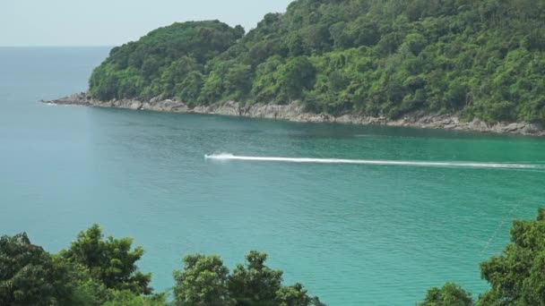 Jet ski se mueve rápido a través de la bahía de Phuket, Tailandia — Vídeo de stock