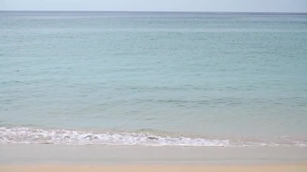 Minimalista toma de cámara lenta de la marea del mar en la playa de arena — Vídeo de stock