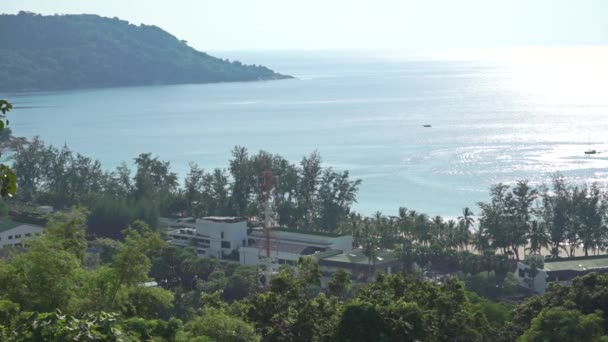 ビーチ ホテル、海の遠くの船。プーケット, タイ — ストック動画