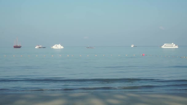 Diferentes barcos cerca de la playa de Phuket Patong — Vídeos de Stock