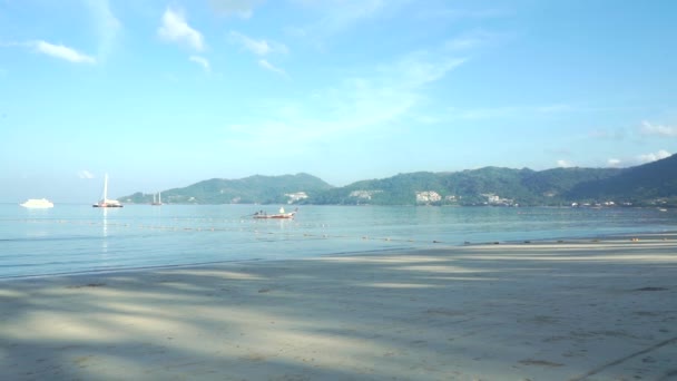 Kreuzfahrtschiff und Boote in der Nähe von phuket patong beach, Thailand — Stockvideo