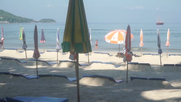 Speed båd og foldede strand paraplyer om morgenen – Stock-video