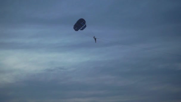 在晚上滑翔伞 — 图库视频影像