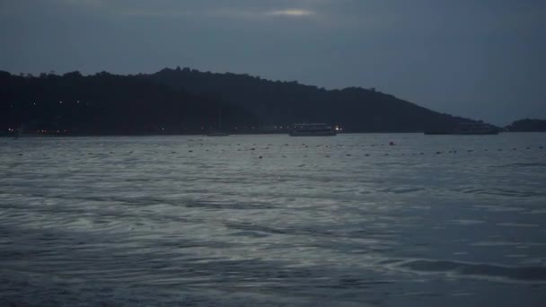 Patong surf playa por la noche, video en cámara lenta. Phuket, Tailandia — Vídeos de Stock