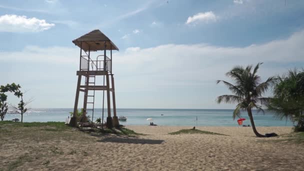 Torre de rescate de la playa de Phuket, Tailandia — Vídeo de stock