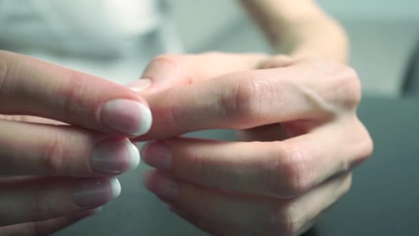 Mujer joven con elegante esmalte de uñas con un anillo de diamantes en el dedo — Vídeos de Stock