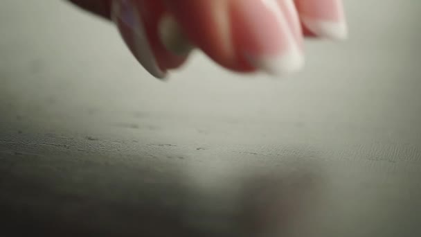 Красивая женщина рука положить таблетку на стол — стоковое видео