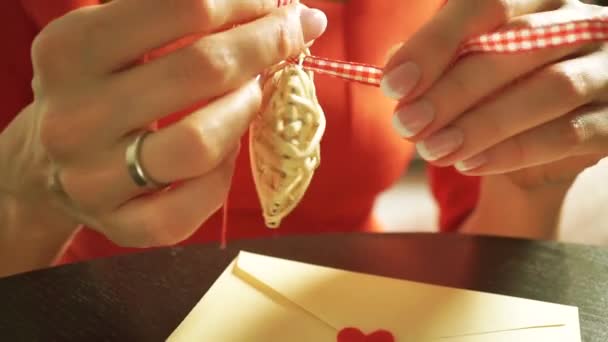 Όμορφη νεαρή κοπέλα προετοιμασία ένα ρομαντικό δώρο για ημέρα του Αγίου Βαλεντίνου — Αρχείο Βίντεο