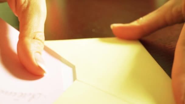 Romantik bir mektup mühürleme ve kalp şeklinde bir kutu koyarak kız — Stok video