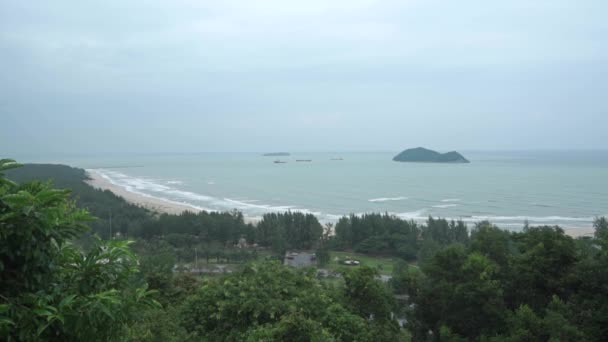 Playa tropical detrás de la selva con mal tiempo. Vídeo en cámara lenta — Vídeos de Stock