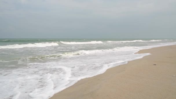 Mar surf cámara lenta de vídeo filmado en día nublado — Vídeo de stock