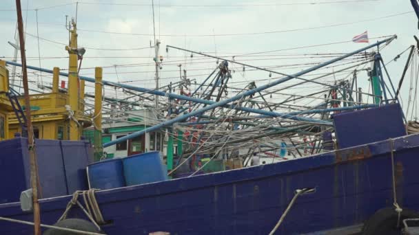 Afgemeerd oude vissersvaartuigen en Thaise vlag — Stockvideo