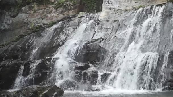 Video eines großen Wasserfalls in Zeitlupe — Stockvideo