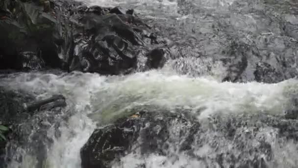 Thailändska vattenfall Slowmotion video — Stockvideo