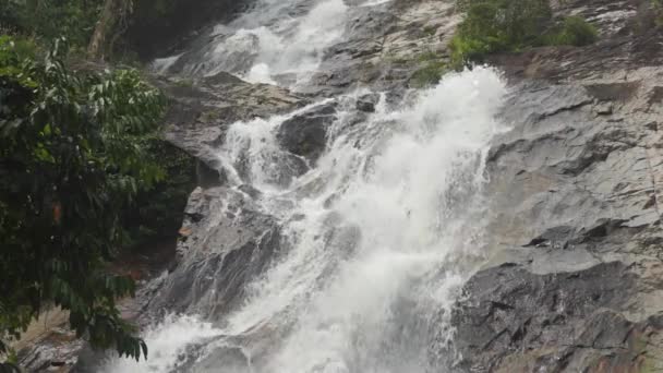 Prachtige tropische waterval slowmotion video — Stockvideo