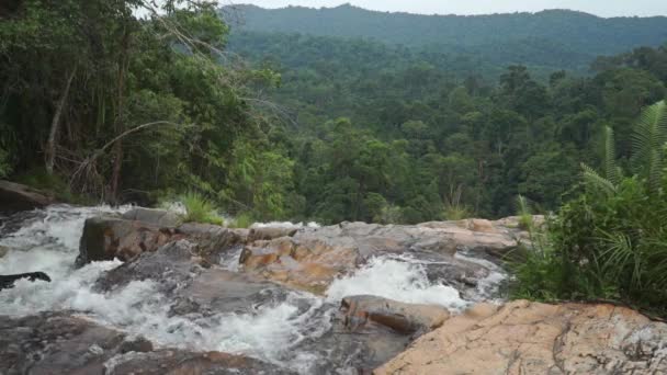 Верх водоспаду та джунглів, повільне відео руху — стокове відео