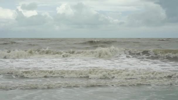 Медленное движение видео моря в плохую погоду — стоковое видео