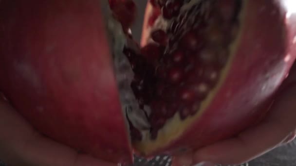 Mädchen spaltet großen reifen Granatapfel — Stockvideo