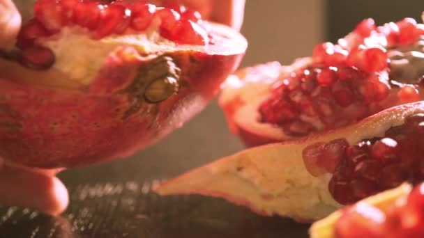 Mann bricht eine Hälfte Granatapfel — Stockvideo