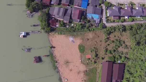 Village du lac thaïlandais. Vue aérienne d'en haut — Video