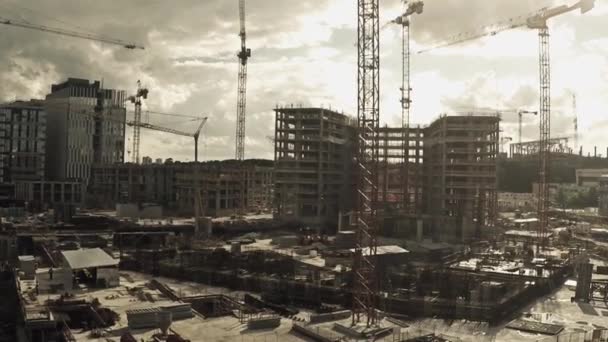 Vista aérea de grúas en grandes obras de construcción de viviendas y oficinas — Vídeo de stock