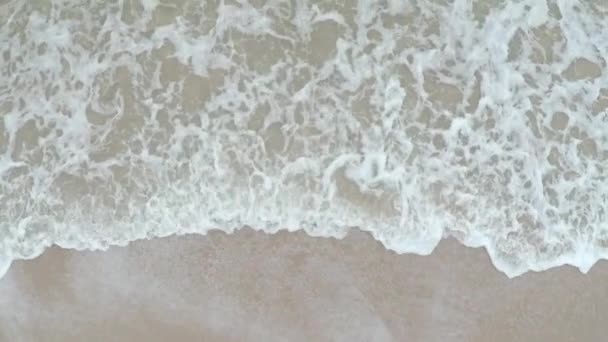 Las olas del mar lavando la orilla arenosa. Cámara aérea, vídeo en cámara lenta — Vídeos de Stock