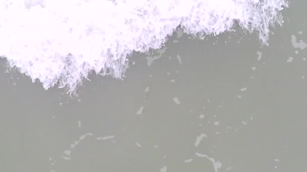 Câmera aérea seguindo onda de maré, vista de cima. Vídeo em câmera lenta — Vídeo de Stock
